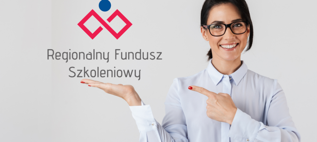 Kobieta w okularach wskazuje  logo Regionalnego Funduszu Szkoleniowego