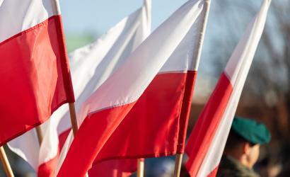 Polskie flagi i  żołnierze armii polskiej 
