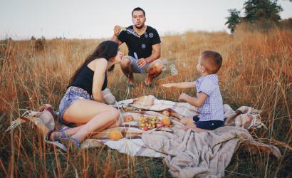 piknik rodzinny matka ojciec dziecko