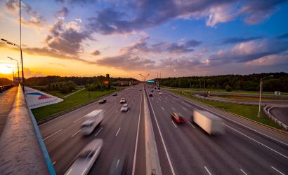 Samochody jadące po autostradzie 