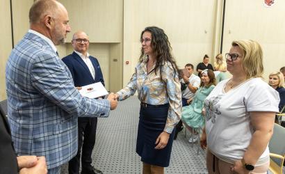 Wręczanie umów. Marszałek Piotr Całbecki