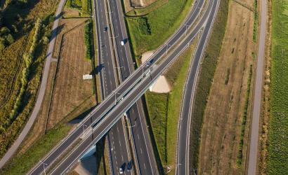 Samochody na autostradzie. Widok z drona 