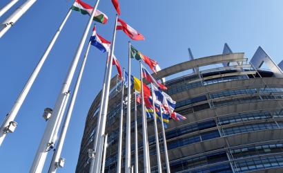 Flagi przed Parlamentem Europejskim