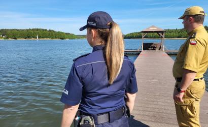 Służby strzegące bezpieczeństwa nad jeziorem 