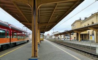 stacja kolejowa peron pociąg osobowy