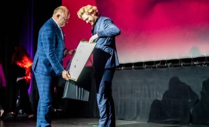 Marszałek województwa kujawsko-pomorskiego przekazuje nagrodę 