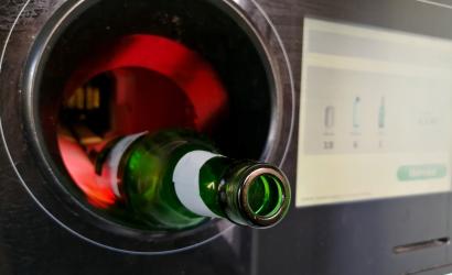 Butelka włożona do recyklomatu 