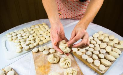 kobieta lepiąca pierogi