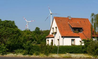 Elektrownia wiatrowa przy domu mieszkalnym 