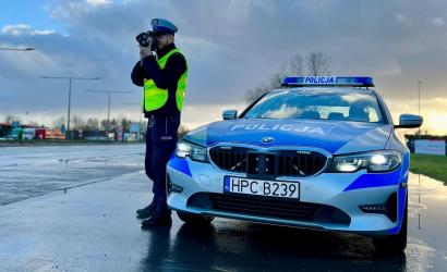 Policja kontroluje samochody 