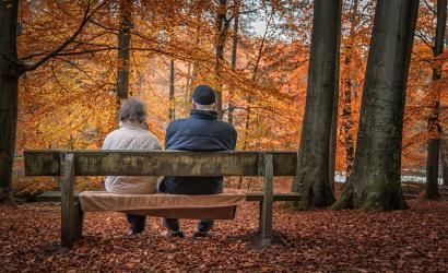 para seniorów siedząca na ławce w parku