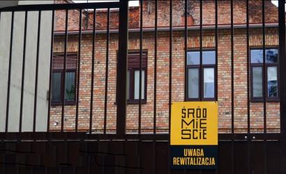 brama kamienica tablica
