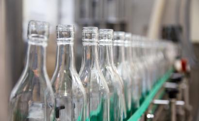 Butelki szklane na linii produkcyjnej 