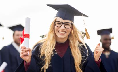 studentka w todze śmieje się jak głupi do sera