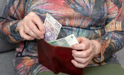 Emerytka licząca polskie banknoty 