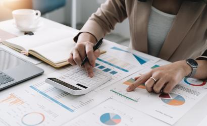 księgowy pracujący i analizujący raporty finansowe, księgowość projektów z wykresem i kalkulatorem w nowoczesnych finansach biurowych i koncepcji biznesowej