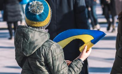 Dziecko z ukraińską flagą 