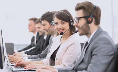 Centrum telefoniczne operatora z kolegami siedzącymi w miejscu pracy