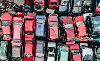 zezłomowane auta na parkingu 