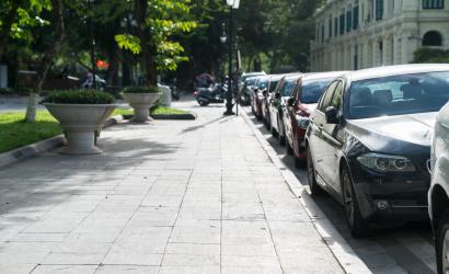 samochody parkujące przy chodniku