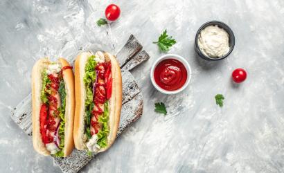 Czy 70-latkowie lubią hot dogi? Gdzie najczęściej kupują kawę Millenialsi? Jakie słodycze lubi Pokolenie Z? Znamy raport dotyczący rynku jedzenia na wynos w Polsce