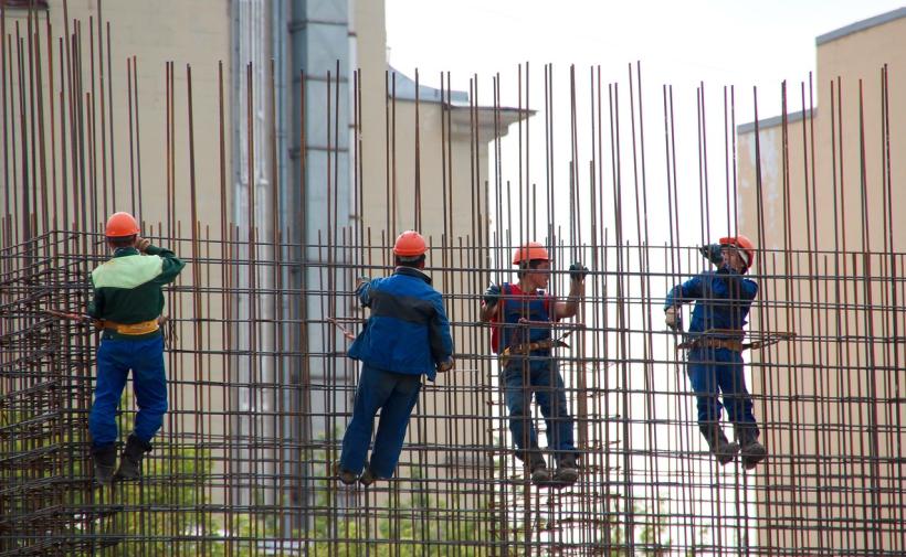 Pracownicy budowlani na rusztowaniu
