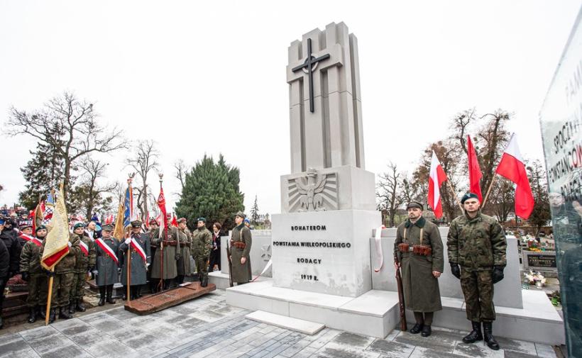 Odsłonięcie pomnika na mogile powstańców wielkopolskich w Szubinie