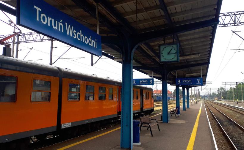 Czy po remoncie budynków dworców Toruń Miasto i Toruń Wschodni nadejdzie czas na perony, torowiska i most kolejowy? Jest światełko w tunelu!