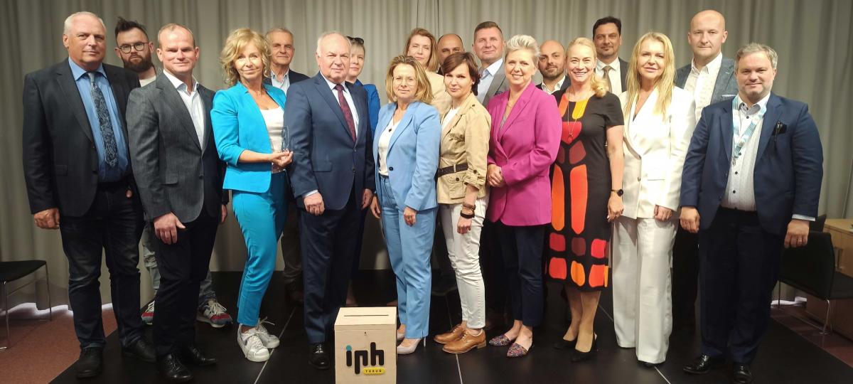 Zdjęcie przedstawia przedsiębiorców należących do Izby Przemysłowo-Handlowej w Toruniu