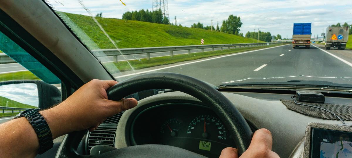 Kierowca na autostradzie