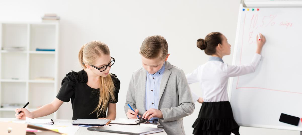 Dzieci w szkole uczą się biznesu
