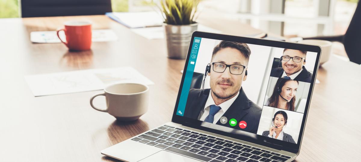Rozmowy wideo dla przedsiębiorców spotykających się w wirtualnym miejscu pracy lub telepraca w zdalnym biurze przy użyciu inteligentnej technologii wideo w celu komunikowania się z kolegami z profesjonalnej działalności korporacyjnej