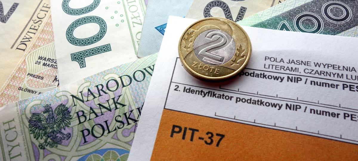 Zeznanie podatkowe PIT i banknoty