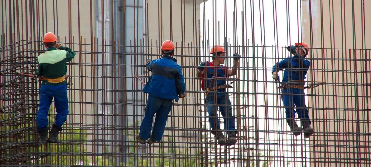 Pracownicy budowlani na rusztowaniu