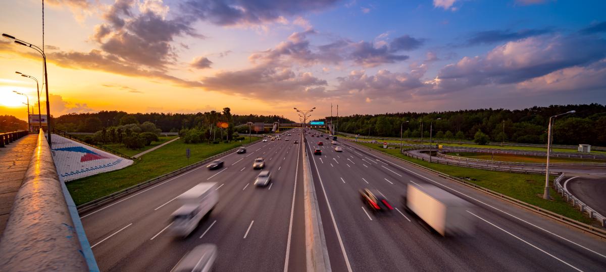 Samochody jadące po autostradzie 