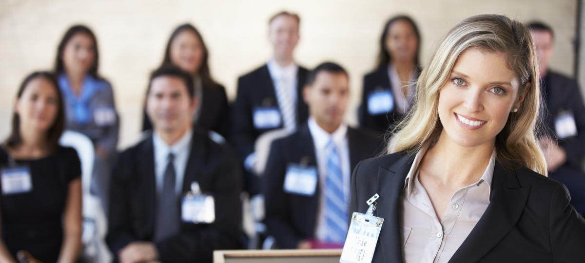 kobieta business woman prowadzi prezentację