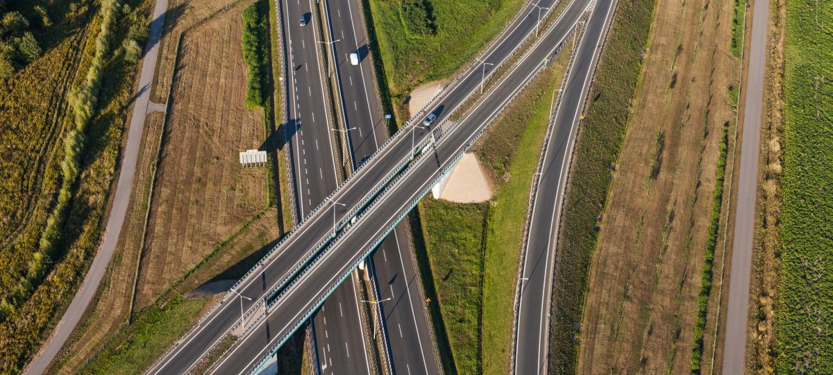 Samochody na autostradzie. Widok z drona 