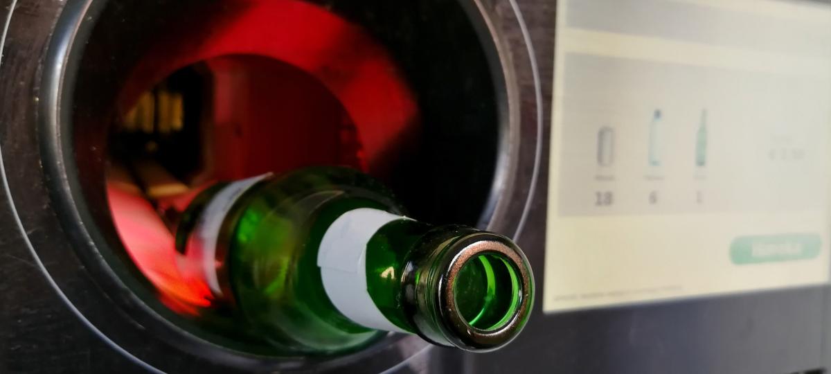 Butelka włożona do recyklomatu 