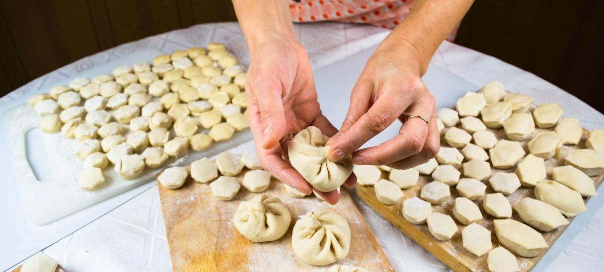 kobieta lepiąca pierogi
