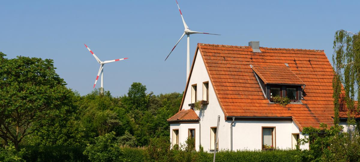 Elektrownia wiatrowa przy domu mieszkalnym 
