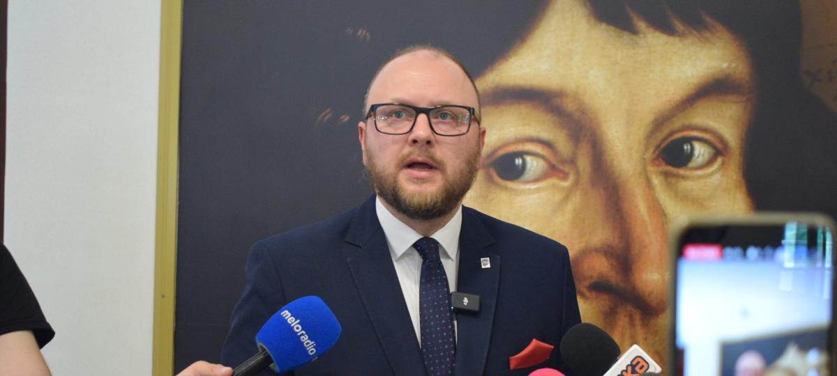 Paweł Gulewski prezydent Torunia podczas konferencji prasowej 