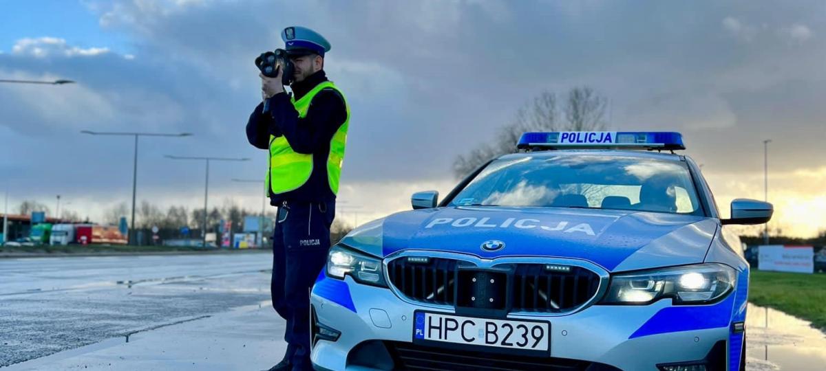 Policja kontroluje samochody 