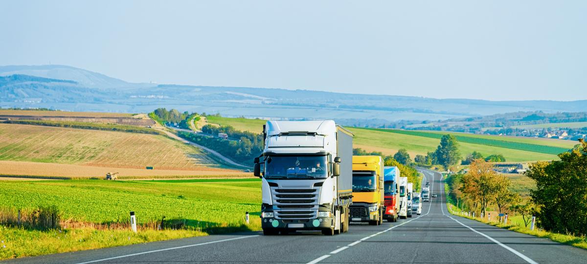 Ciężarówki na autostradzie 