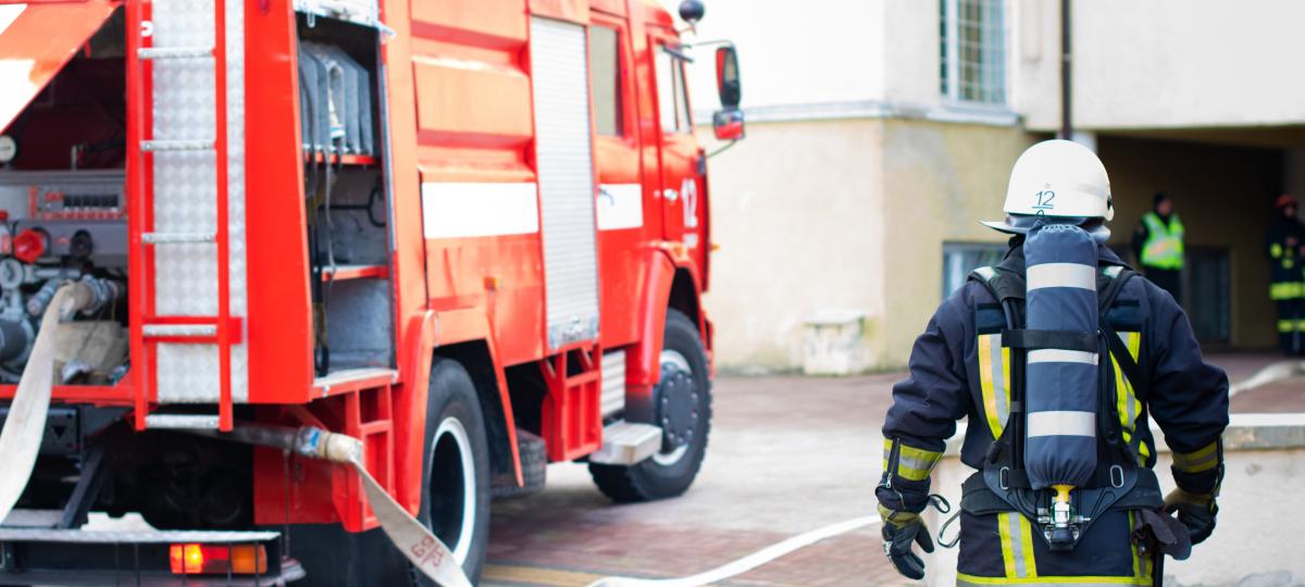 Strażak podczas akcji gaśniczej 