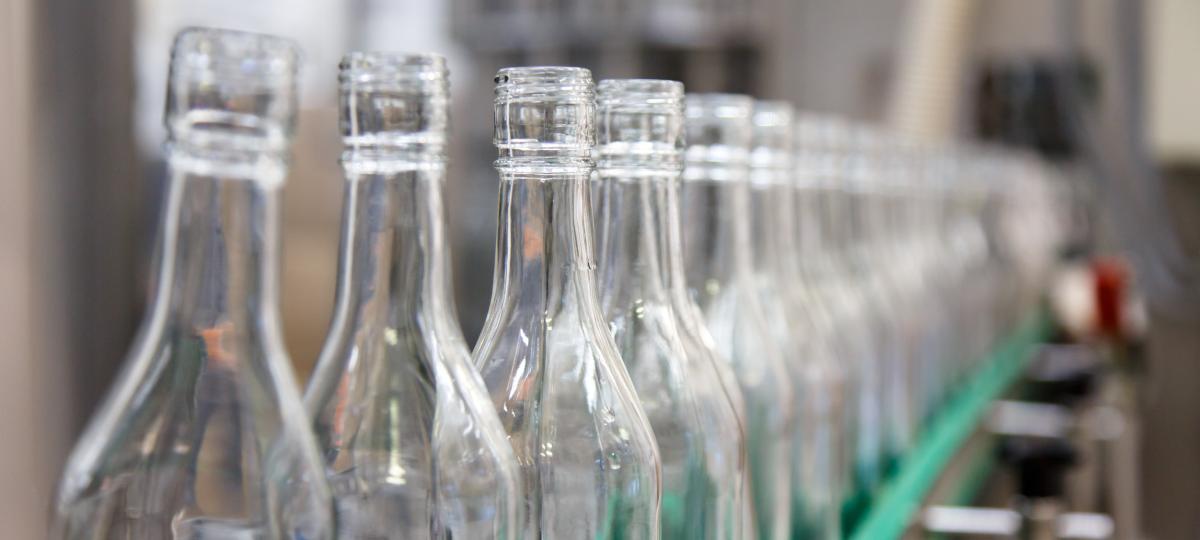 Butelki szklane na linii produkcyjnej 