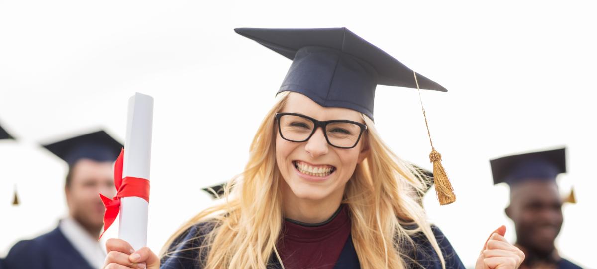 studentka w todze śmieje się jak głupi do sera