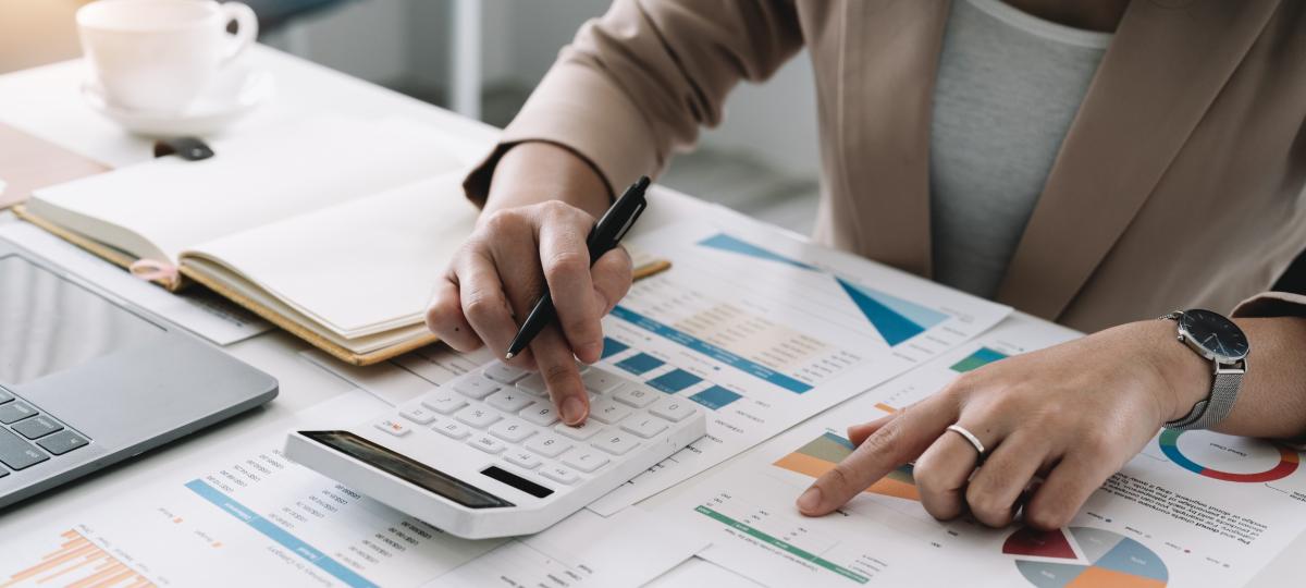 księgowy pracujący i analizujący raporty finansowe, księgowość projektów z wykresem i kalkulatorem w nowoczesnych finansach biurowych i koncepcji biznesowej