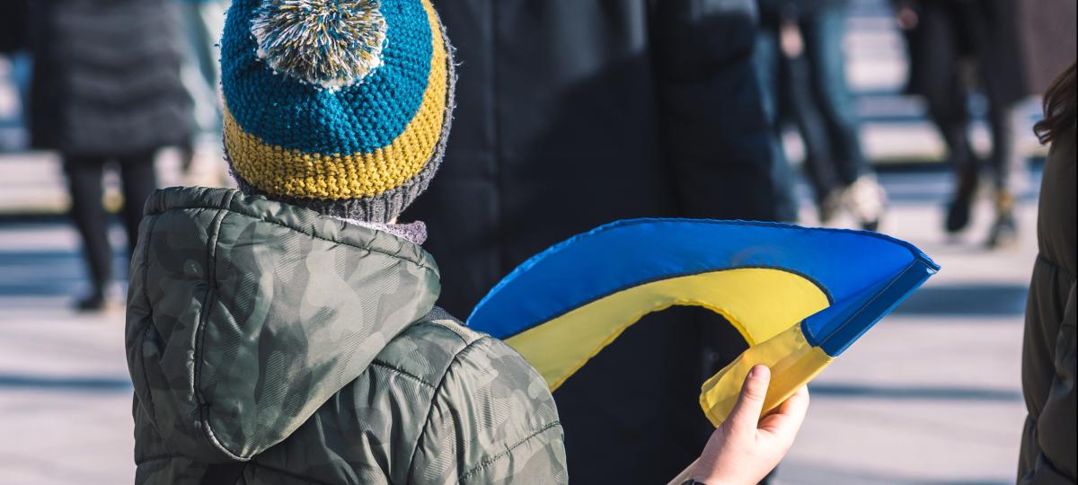 Dziecko z ukraińską flagą 