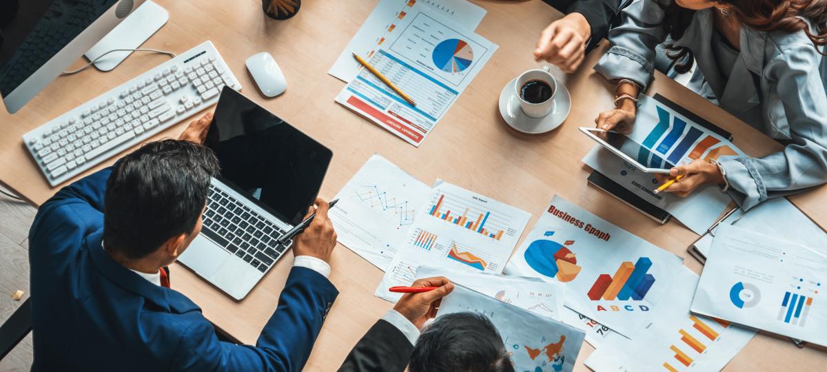 Spotkanie grupowe ludzi biznesu ujęcie z widoku z góry w zawodzie biurowym kobiety biznesu biznesmeni i pracownicy biurowi 