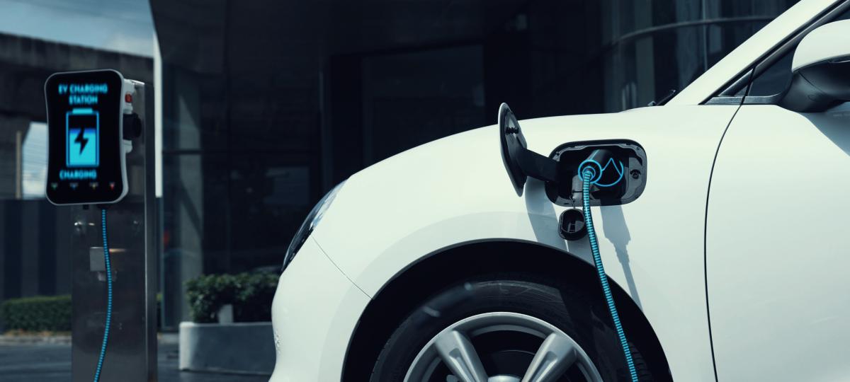 ładowanie samochodu elektrycznego 